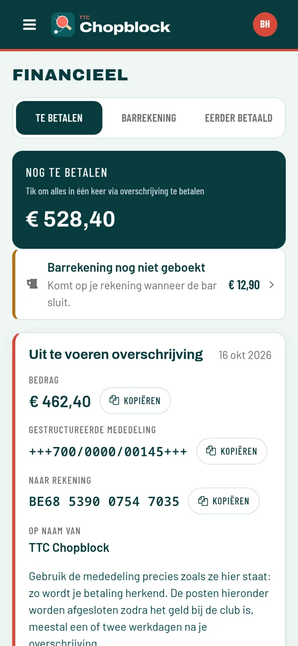 Financieel in de app: nog te betalen 528,40 euro, een lopende barrekening, en een overschrijving van 462,40 euro met gestructureerde mededeling en rekeningnummer.