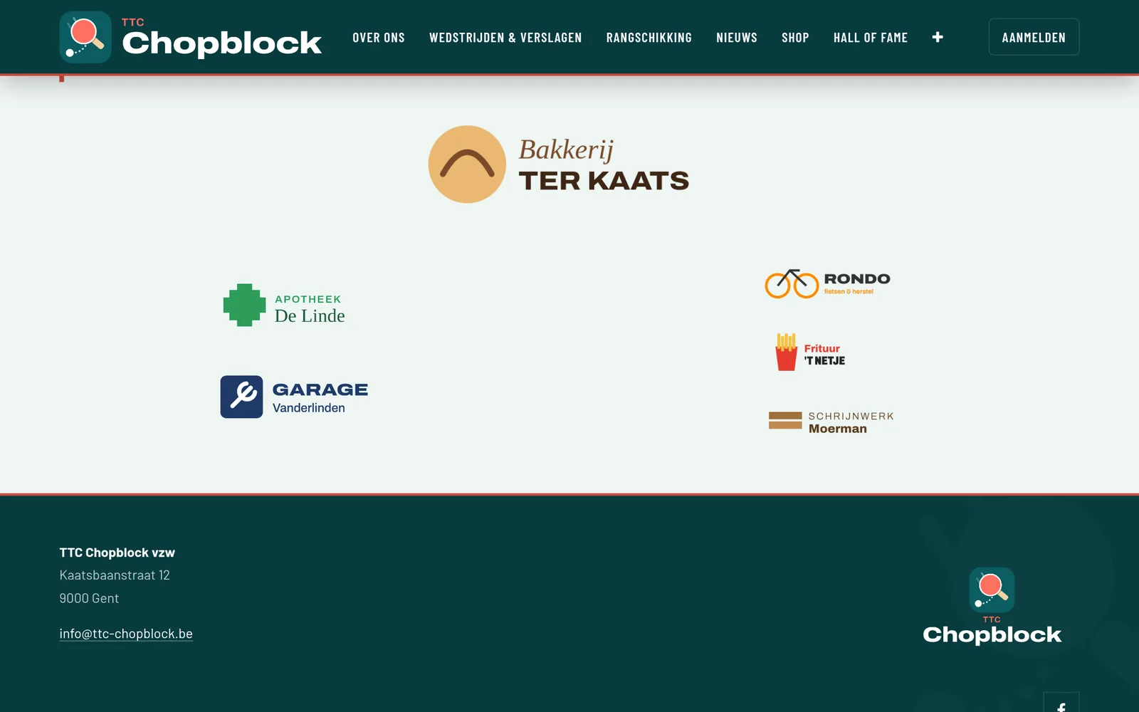 Het sponsorblok: de goudsponsor groot in het midden, zilver en brons kleiner eronder.